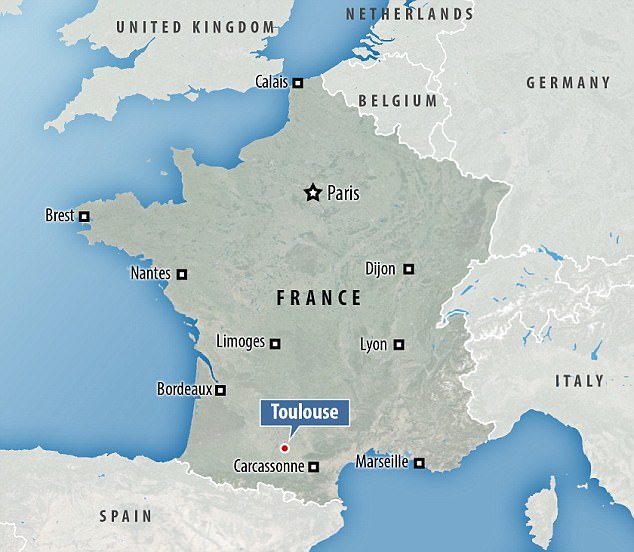 当地时间10日,法国西南部城市图卢兹郊区布拉尼亚克镇发生汽车蓄意